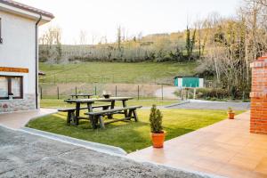 A garden outside Apartamentos La Cortina