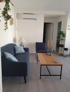 uma sala de estar com um sofá e uma mesa de centro em Sueño I en II in Jávea / Xabia, Costa Blanca em Xàbia
