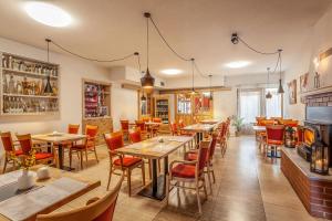 - un restaurant avec des tables et des chaises dans une salle dans l'établissement Wellness & Restaurant U Fandy, à Lhotka