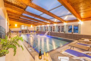 Bazén v ubytovaní Wellness & Restaurant U Fandy alebo v jeho blízkosti