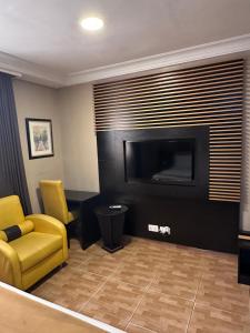TV a/nebo společenská místnost v ubytování Msquare Hotel GRA