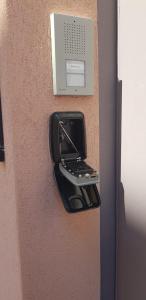 een mobiele telefoon in een doos aan een muur bij La Casa Sul Porto in Brindisi