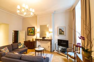 a living room with a couch and a fireplace at Coté Remparts in Amboise