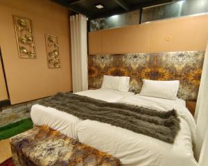 1 dormitorio con 1 cama grande con manta en Kalp with Forest View- Cloud Nine and a Half Hunza, en Hunza