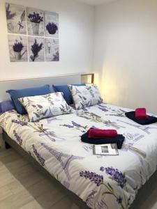 um quarto com uma cama com um edredão azul e branco em Marseille bleue em Marselha
