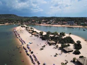 un gran grupo de personas en una playa en el agua en Pousada e Hostel Coração Verde, Vários Tipos de Acomodações 300 metros da Orla, en Alter do Chao