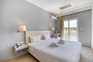 Postel nebo postele na pokoji v ubytování Astron Hotel Rhodes