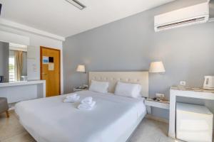 Postel nebo postele na pokoji v ubytování Astron Hotel Rhodes