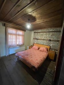 Postel nebo postele na pokoji v ubytování Leshten Guest Homes