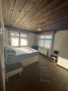 Postel nebo postele na pokoji v ubytování Leshten Guest Homes