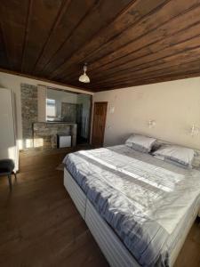 Postel nebo postele na pokoji v ubytování Leshten Guest Homes