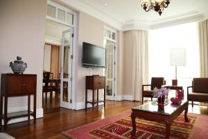 TV a/nebo společenská místnost v ubytování The Empress Hotel - SHA Extra Plus