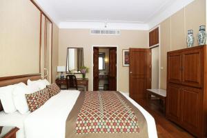 Postel nebo postele na pokoji v ubytování The Empress Hotel - SHA Extra Plus