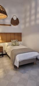 um quarto com uma cama grande num quarto em La Casa del Moral em Isla del Moral