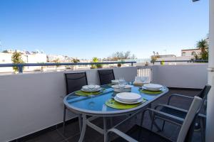 - Mesa azul con sillas en el balcón en Bay View Modern Apartment, en Albufeira