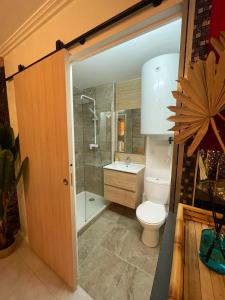 Photo de la galerie de l'établissement Le studio TAHITI 4 pers 600m de la plage la favière, à Bormes-les-Mimosas 8 autres photos