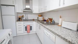 Kuchyň nebo kuchyňský kout v ubytování Duquesa Village 16,62,32