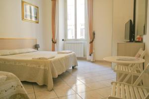 ローマにあるラリサルームズのベッドルーム1室(ベッド2台、テーブル、テレビ付)