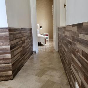 korytarzem ze ścianą wykonaną z drewna w obiekcie "Da Nina" w mieście Lascari