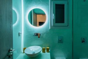 Kylpyhuone majoituspaikassa Golden View Suites
