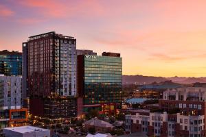 - une vue sur les toits de la ville avec un grand bâtiment dans l'établissement The Westin Tempe, à Tempe