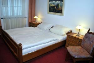 a bedroom with a bed and a chair and a picture on the wall at Haus Moers in Bad Salzuflen