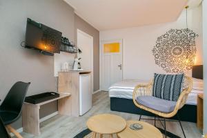 Cette petite chambre comprend un lit, une table et une chaise. dans l'établissement B&B Unieck, à Koudum