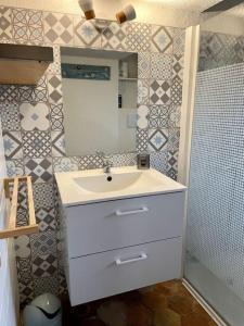 a bathroom with a sink and a mirror at Maison à proximité de Barbizon / Fontainebleau / A6 in Saint-Sauveur-sur-École