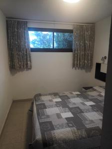 una camera con letto e finestra con tende di Appartamento sorelle A&C a Costa de Antigua