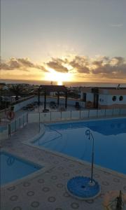 vista sul tramonto dall'ultimo piano di un hotel di Appartamento sorelle A&C a Costa de Antigua