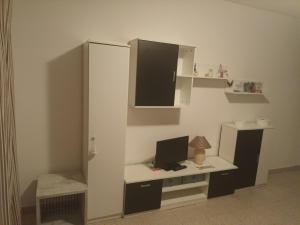 una camera con scrivania e computer di Appartamento sorelle A&C a Costa de Antigua