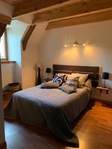ein Schlafzimmer mit einem großen Bett mit zwei Kissen in der Unterkunft Logis du lac à Madic in Madic
