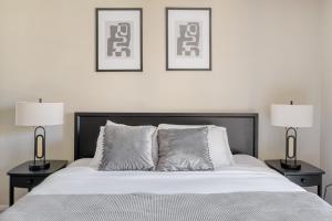 a bedroom with two lamps and a bed with white sheets at Walnut Creek 1BR w BBQ Gym WD nr BART SFO-987 in Pleasant Hill +27 photos