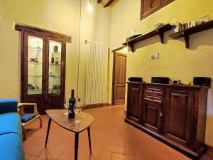 uma sala de estar com um sofá azul e uma mesa em Casa Matteo San Gimignano Apartments em San Gimignano