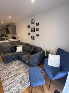 uma sala de estar com um sofá e duas cadeiras em Beautiful house on the River Itchen em Winchester