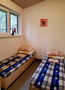 1 dormitorio con 2 camas y ventana en Pajūrio Kempingas, en Klaipėda