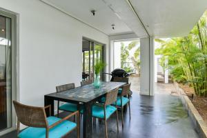 彭多坎諾尼的住宿－Villa Horizon by Dream Escapes, Beachfront Villa，一间带桌椅的用餐室