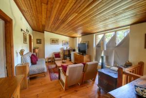 sala de estar con techo de madera en Suntouched Inn, en Napier