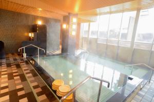 - une grande piscine dans un bâtiment dans l'établissement Ooedo Onsen Monogatari Premium Kinosaki, à Toyooka