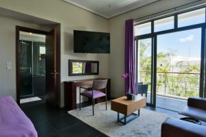 彭多坎諾尼的住宿－Villa Horizon by Dream Escapes, Beachfront Villa，客厅设有书桌和大窗户