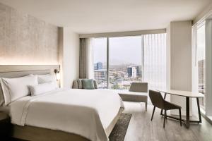 Postel nebo postele na pokoji v ubytování The Westin Tempe