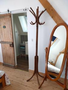 Bonneville-la-LouvetにあるD'Hauville Valléeのベッド付きの部屋の前の鏡