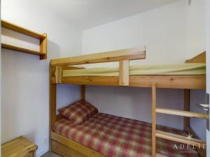 a couple of bunk beds in a room at Studio Montvalezan-La Rosière, 1 pièce, 6 personnes - FR-1-398-502 in La Rosière