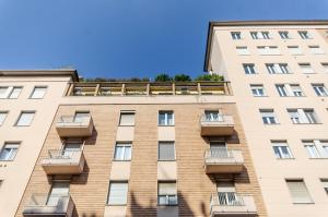 een hoog bakstenen gebouw met balkons erop bij Schiaparelli 4 in Milaan