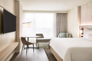 Postel nebo postele na pokoji v ubytování The Westin Tempe
