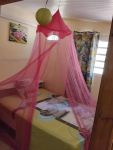 Ein Bett oder Betten in einem Zimmer der Unterkunft Bon petit bungalow, situé à 1,5 km de la plage