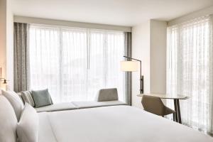 Postel nebo postele na pokoji v ubytování The Westin Tempe