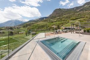 - une piscine avec vue sur la montagne dans l'établissement Hotel Wessobrunn, à Merano