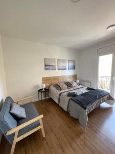 1 dormitorio con 1 cama, 1 silla y 1 sofá en Apartamento céntrico en Berga - ALBERGA, en Berga