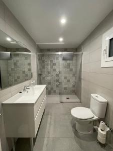 uma casa de banho com um WC, um lavatório e um chuveiro em Apartamento céntrico en Berga - ALBERGA em Berga